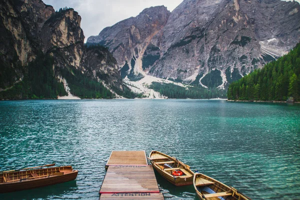 Romantik turist popüleri Lago di Braies (Pragser Wildsee) üzerine ahşap botlar Güney Tyrol, İtalya 'da