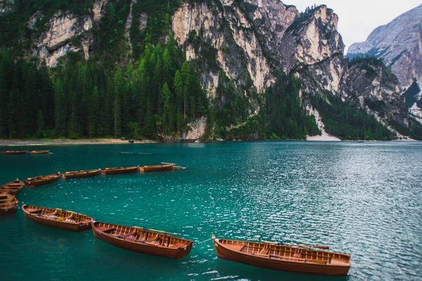 Romantik turist popüleri Lago di Braies (Pragser Wildsee) üzerine ahşap botlar Güney Tyrol, İtalya 'da