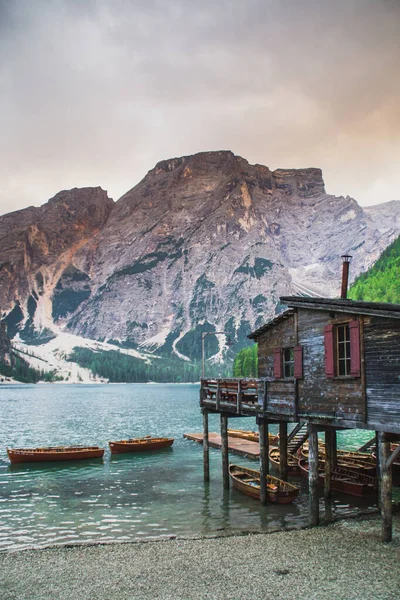Güney Tyrol, İtalya 'da romantik Lago di Braies (Pragser Wildsee) teknesi ve ahşap tekneleri