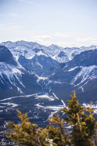Kanada 'daki Lady MacDonald Dağı' nın zirvesinden Canmore ve Canadian Rockies 'in manzarası