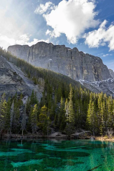 Grassi Gölleri, Canmore, Alberta, Kanada. Kanada Kayalıkları 'ndaki güzel dağ manzarası ve manzara.