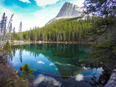 Grassi Gölleri, Canmore, Alberta, Kanada. Kanada Kayalıkları 'ndaki güzel dağ manzarası ve manzara.