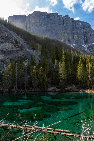 Grassi Gölleri, Canmore, Alberta, Kanada. Kanada Kayalıkları 'ndaki güzel dağ manzarası ve manzara.