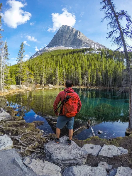 Grassi Gölü, Canmore, Alberta, Kanada 'ya bakan yürüyüşçü ve turist.