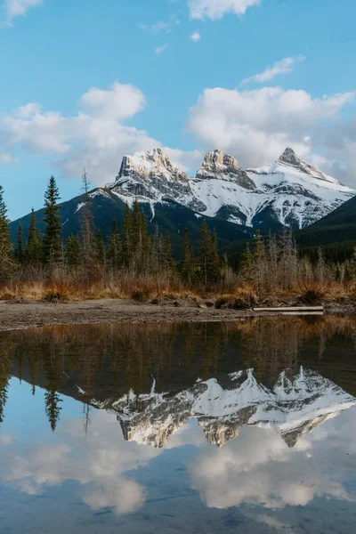 Vue Imprenable Sur Les Sommets Emblématiques Des Trois Sœurs Reflétant — Photo