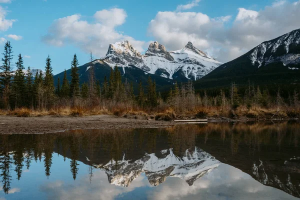 Impresionante Vista Los Emblemáticos Picos Montaña Three Sisters Reflejados Arroyo — Foto de Stock