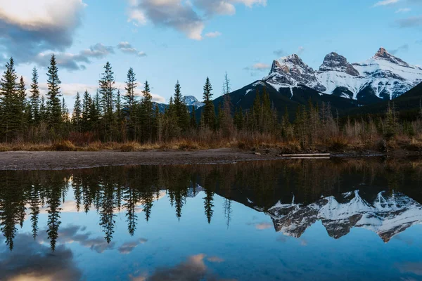 Impresionante Vista Los Emblemáticos Picos Montaña Three Sisters Reflejados Arroyo — Foto de Stock