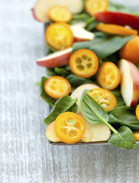Lätt näringsrik spenat, äpple och kumquat sallad — Stockfoto