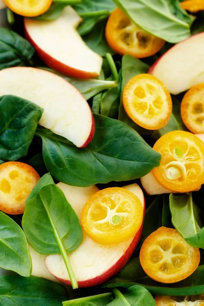 Food background: spinach, Apple and kumquat salad close-up — ストック写真