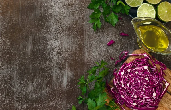 Préparation Une Salade Chou Rouge Persil Frais Avec Une Vinaigrette — Photo