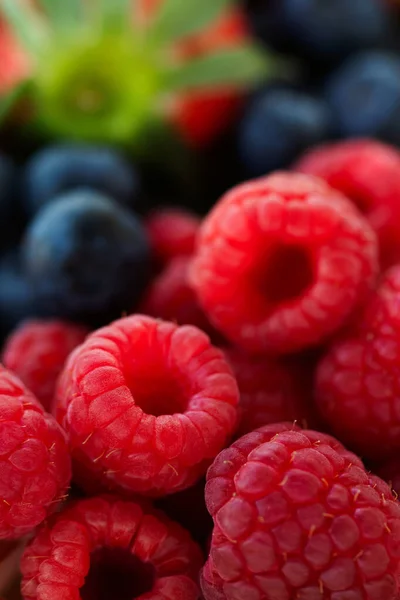 Přírodní Antibiotika Čerstvé Maliny Borůvky Zblízka — Stock fotografie