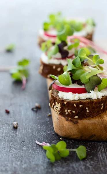 Collation Santé Sandwichs Base Pain Céréales Fromage Fait Maison Micro Photos De Stock Libres De Droits