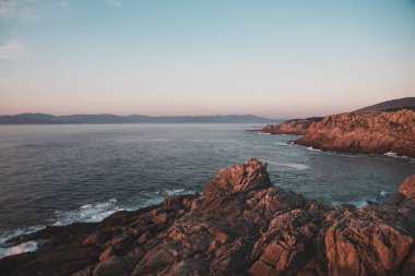 Gün batımında deniz manzarası
