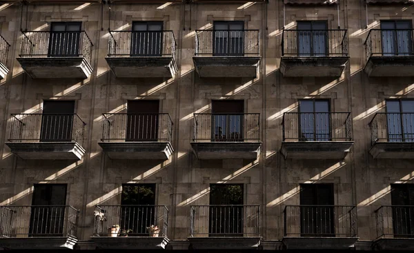 Budova Při Západu Slunce Paprsky Světla Jsou Symetrie — Stock fotografie