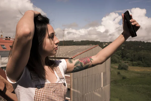 Chica Tomando Una Foto Con Teléfono Celular Aire Libre Día — Foto de Stock