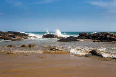 Dalgalar deniz kenarı buzlu kırılıyor. Sri Sandy beach 