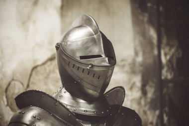 Zırh parlayan bir şövalye. Detay metal kask. Ortaçağ savaşçı