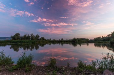 Mavi-mor gökyüzü yansıması wa yüzeyi gün batımında