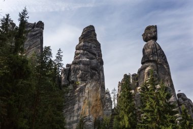 Adrszpach Milli Parkı-Teplice rocks. Rock kasabası. Çek Republ