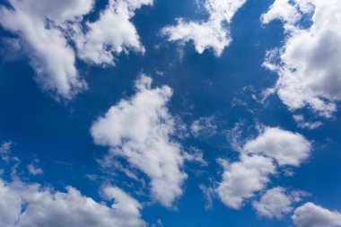 Parlak mavi yaz göğün beyaz bulutlar ile