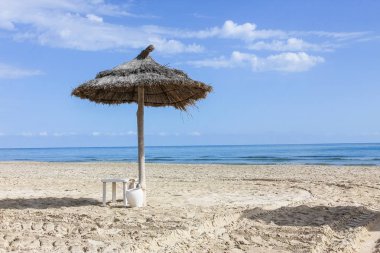 Plaj şemsiye, mavi gökyüzü ile. Güneşli bir gün tatil