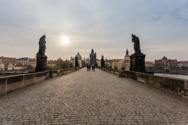 Карлов мост утром. Солнце восходит над исторической Прагой — стоковое фото