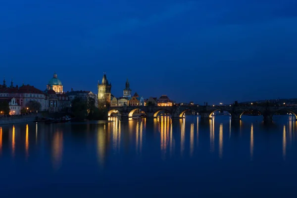 Praga ciudad en la noche azul, reflexión Puente de Carlos en Vltava r — Foto de Stock