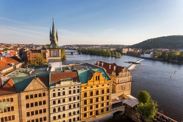 Prague, Vltava Nehri, eski Sular İdaresi. Old Town Bridg görünümünden — Stok fotoğraf