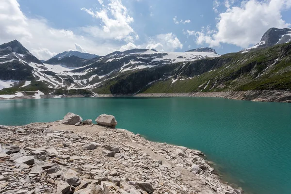 Вайсси, красивое озеро в австрийских горах — стоковое фото