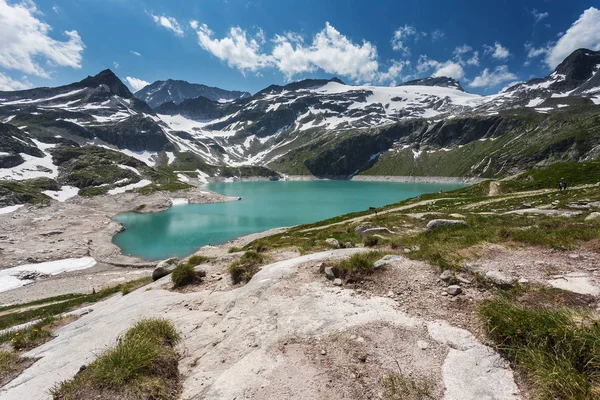 Turkosa sjön i de höga bergen. Sommaren bergslandskap. — Stockfoto