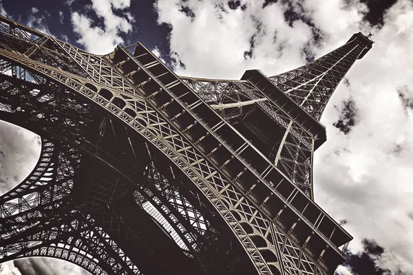 Torre Eiffel, Parigi. Vista dal basso. Francia — Foto Stock