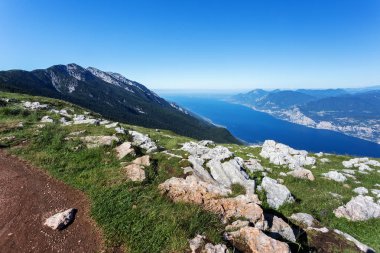 Havadan görünümü güzel dağ manzarası Garda Gölü. Lago di Garda üzerinden