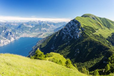 Lago di Garda Gölü'nden dağ Monte Baldo İtalya. Güzel