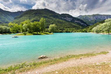 Lago di Tenno. İtalyan Alpleri'nde turkuaz Gölü
