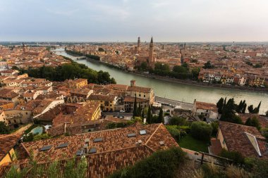 Verona ve Adige Nehri, İtalya üzerinde havadan görünümü