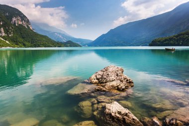 Lake Molveno, güzel manzara. İtalyan kırsal. Dağlarda turkuaz Gölü