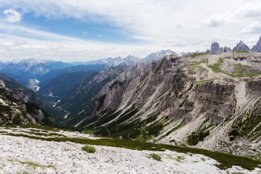 Güzel yaz dağ manzarası. Vadi, Dolomites Alpler, Ita
