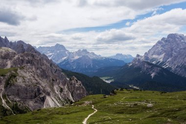 Güzel yaz dağ manzarası. Vadi, Dolomites Alpler, Ita