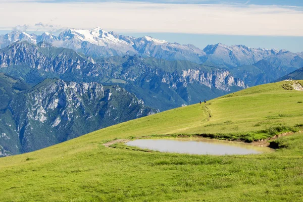 View from Monte Baldo. Tourists go on hike along ridge of mounta — Stock Photo, Image