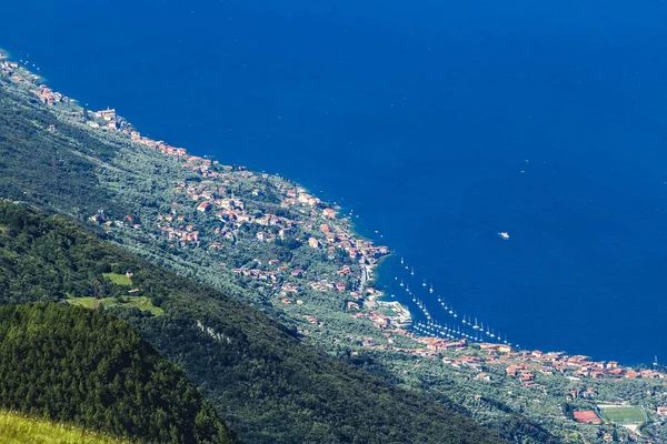 Letecký snímek města u jezera. Lago di Garda, Malcesine — Stock fotografie