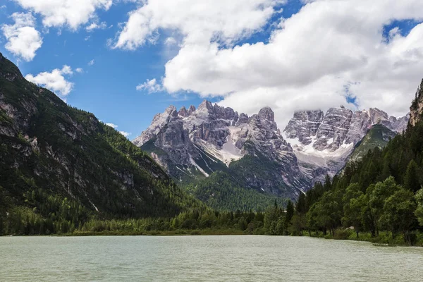 Hermoso paisaje de montaña de verano con lago en primer plano. Lak. —  Fotos de Stock