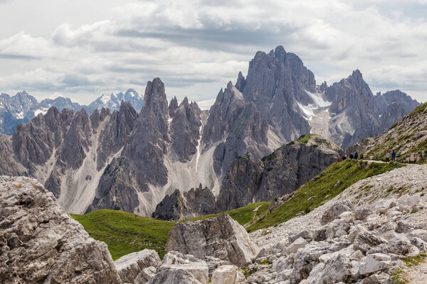 Высокие горные утесы в Доломитовых Альпах, красивый пейзаж
