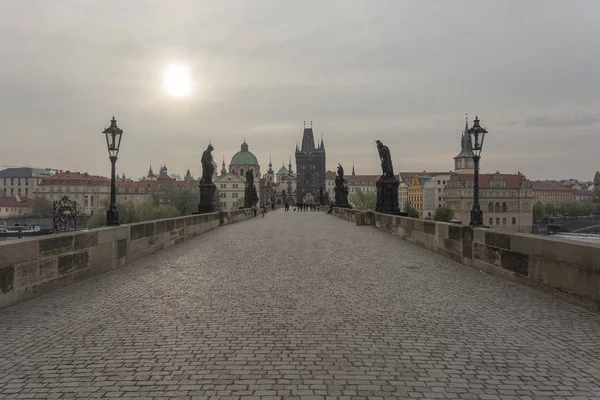 Prag'daki Charles Köprüsü. Eski şehirde gündoğumu. Seyahat — Stok fotoğraf