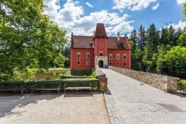 Kırmızı romantik kale Cervena Lhota, Çek Cumhuriyeti, Europe