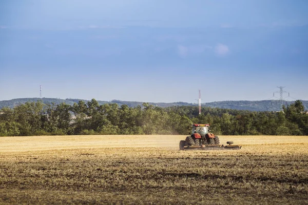 Traktorfahren im Feld, herbstliche ländliche Landschaft. Landwirtschaft — Stockfoto