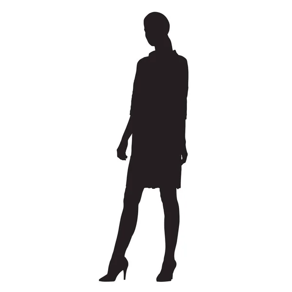 Стоячая деловая женщина в коротком платье, векторный силуэт — стоковый вектор
