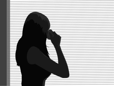 Cam kenarında duran ve kahve içmek iş kadın. Monochrom