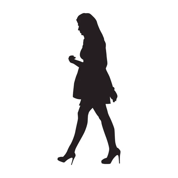 Привлекательная женщина ходит с сумочкой. Изолированный векторный силуэт — стоковый вектор