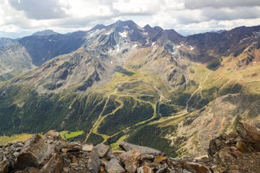 Val Senales 'in (Schnalstal / Güney Tyrol) sonundaki Saldurspitze ve Lagaunspitze' nin panoramik görüntüsü; yazın Alplerde yürüyüş