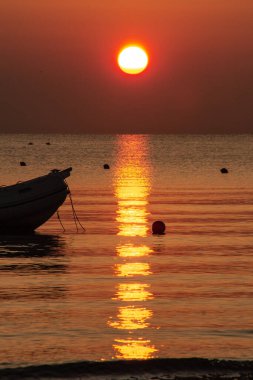 güzel romantik okyanus gündoğumu rimini plajda İtalya 'da; güneş suya yansıyan altın saat